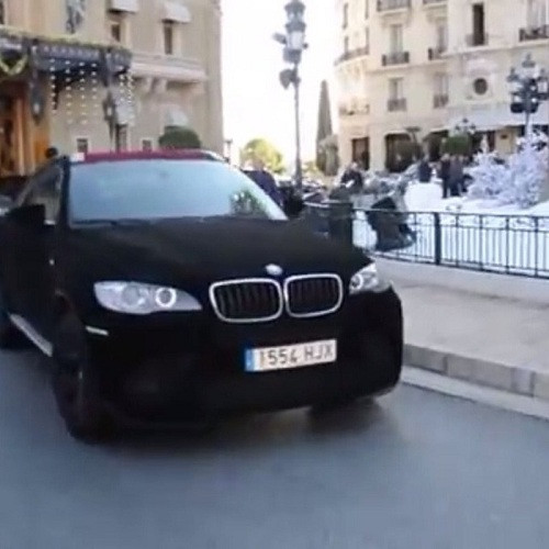 Chiếc BMW da nhám được một người dân chụp khi Vikki đang lái nó đi dạo trên đường.