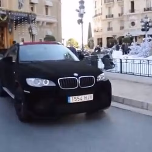 Chiếc BMW da nhám được một người dân chụp khi Vikki đang lái nó đi dạo trên đường.