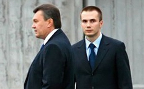 Cựu Tổng thống Viktor Yanukovych và con trai Oleksander, một trong những người giàu nhất Ukraine.