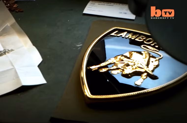 Logo hãng Lamborghini được chế tạo thủ công tinh xảo đến từng chi tiết. Chú bò cùng viền logo được làm hoàn toàn bằng vàng.