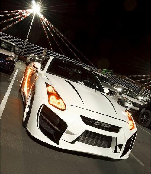 Chiếc Nissan GT-R35 do hãng Gtuu độ mới với lớp áo khoác đèn LED lộng lẫy ở mũi xe và hai bên sườn.