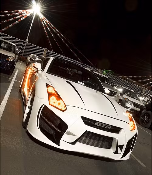 Chiếc Nissan GT-R35 do hãng Gtuu độ mới với lớp áo khoác đèn LED lộng lẫy ở mũi xe và hai bên sườn.