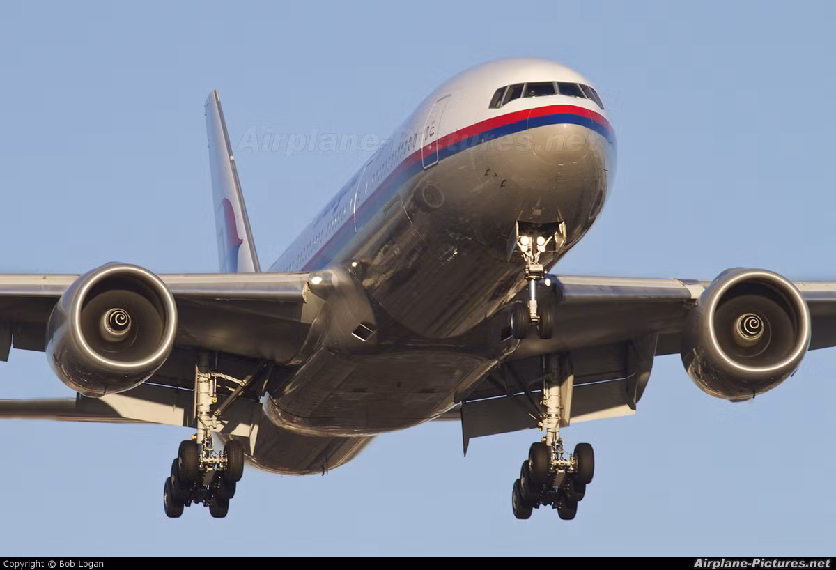 Mẫu Boeing 777-200 thuộc hãng hàng không Malaysia có sức chứa 282 hành khách, sải cánh dài 60,93 m, cao 18,76 m, dài 63,73 m. Tốc độ bay tối đa đại xấp xỉ 950 km/h. Hiện chiếc Boeing 777-200 sử dụng 2 động cơ Rolls Royce Trent 892.