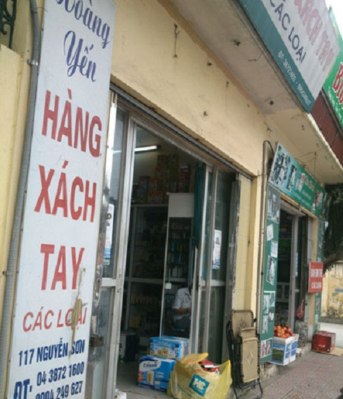 Một cửa hàng bán đồ xách tay trên phố Nguyễn Sơn.