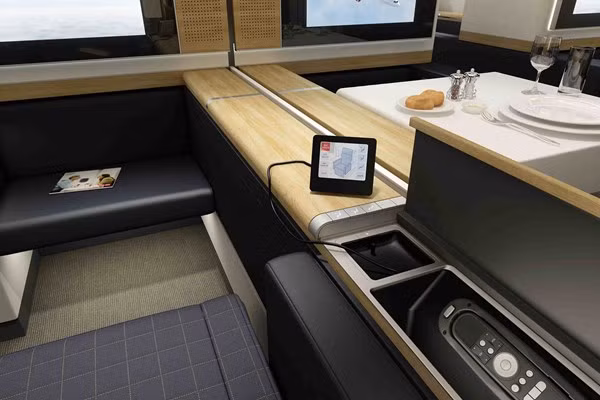 Hãng hàng không xứ sở đồng hồ Thụy Sĩ Swiss Air có hẳn một phòng ăn gia đình cỡ nhỏ dành cho khách hàng muốn thưởng thức bữa ăn trên máy bay với người thân.