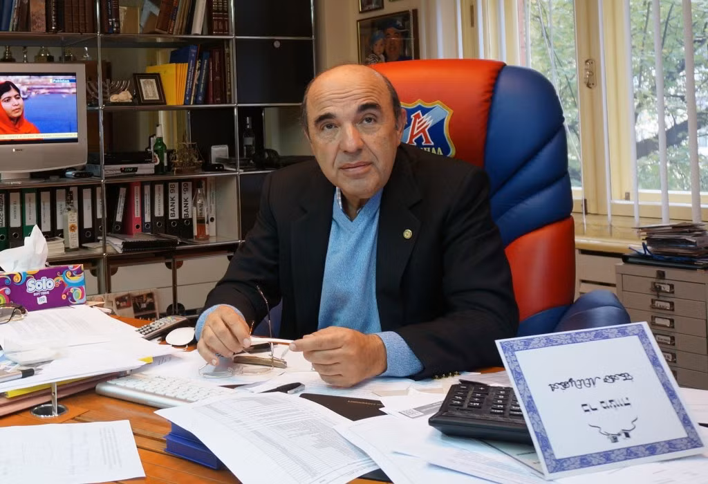 Doanh nhân người Do Thái Vadym Rabinovych sinh năm 1953 tại Liên Xô cũ nhưng mang 2 quốc tịch Isarel và Ukraine. Mới đây nhất, ông vừa chính thức tuyên bố tham gia tranh cử tổng thống Ukraine.