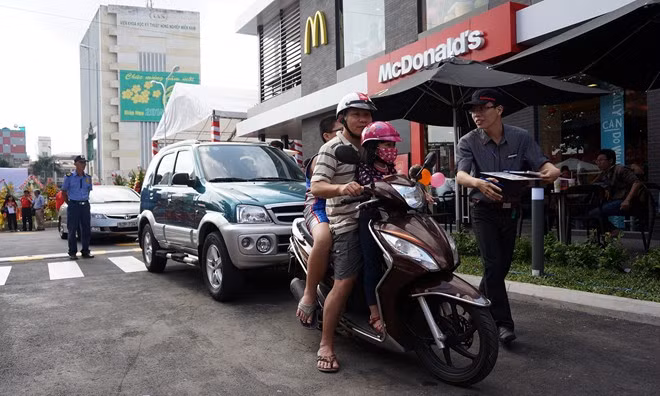 Cửa hàng McDonald đầu tiên tại Việt Nam đón hơn 400.000 lượt khách trong tháng đầu hoạt động.