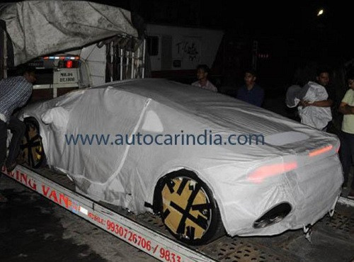 Siêu bò mới của Lamborghini được phủ kín bằng vải tránh sự tò mò của người dân.