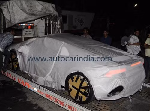 Siêu bò mới của Lamborghini được phủ kín bằng vải tránh sự tò mò của người dân.