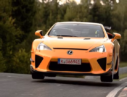 Mẫu xe Lexus LFA trên đường đua Nürburgring, nước Đức.