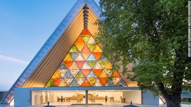 Nhà thờ Christchurch được xây dựng lại sau cơn động đất kinh hoàng tại New Zealand năm 2011. Nhà thờ mới mang phong cách hiện đại nhưng vẫn giữ được những nét cổ kính truyền thống.