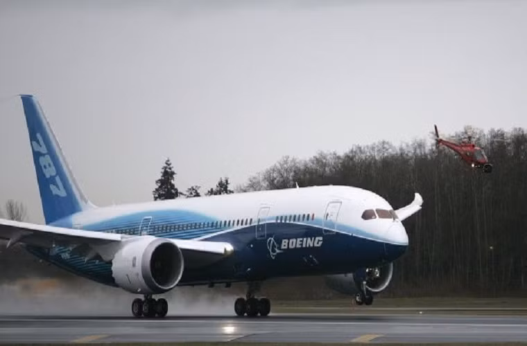 Boeing 787 Dreamliner có chiều dài xấp xỉ 60m, sải cánh 62 mét, chiều cao 17 mét, chiều rộng cabin 5,72 mét, sức chứa tối đa được 210-330 hành khách.