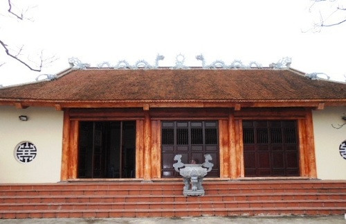 Đình làng Miễu nơi hai dấu rồng in mình trên nền sân bê tông.