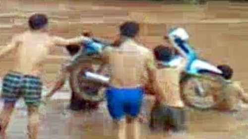 Người dân vác xe máy vượt sông.