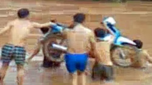 Người dân vác xe máy vượt sông.