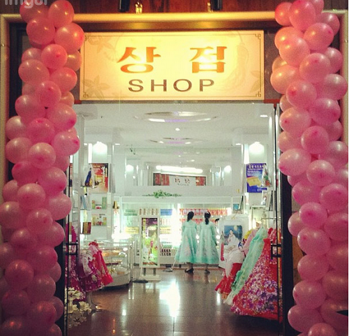 Một cửa hàng tạp hóa chuyên bán váy truyền thống cho nữ giới.