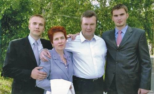 Cả gia đình cựu tổng thống Yanukovych.