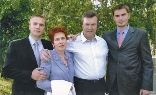 Cả gia đình cựu tổng thống Yanukovych.