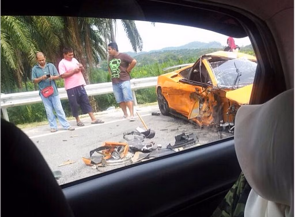 Ảnh chụp cận cảnh chiếc Lamborghini vỡ nát thành nhiều mảnh nhỏ.