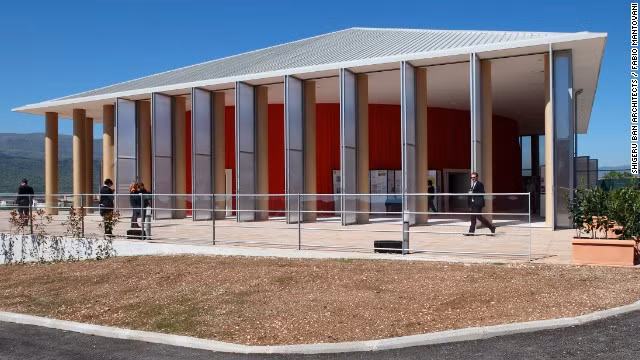 Sau khi xảy ra vụ động đất tại L'Aquila, Ý, Chính phủ Nhật Bản đã mời ông Ban xây dựng một nhà hát tạm thời để tưởng nhớ các nạn nhân trong vụ động đất như một phần trong mối hợp tác lâu dài của 2 nước.