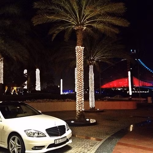 Chiếc Mercedes đỗ ngoài một quán bar mang biển số khủng 77777.