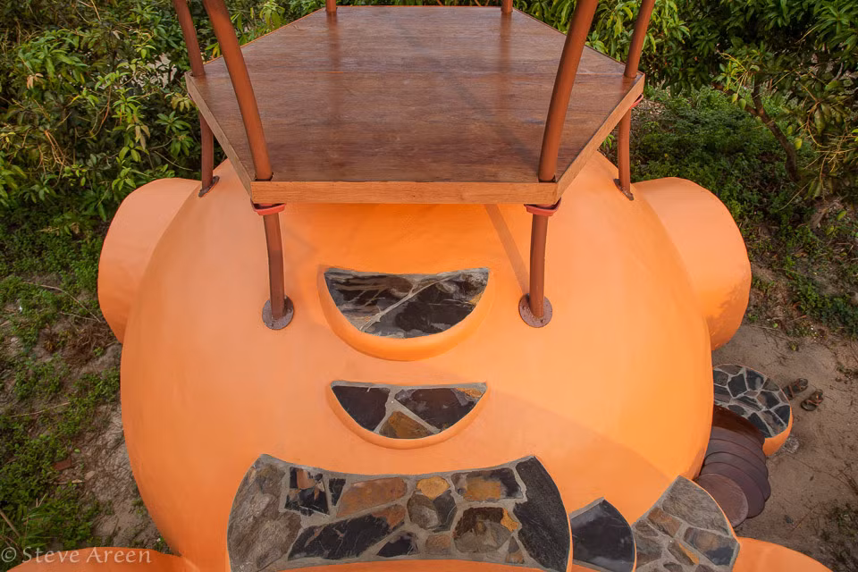 Nhìn từ trên cao, người ta dễ dàng liên tưởng tới hình chú gấu với chiếc nón lá ngộ nghĩnh.