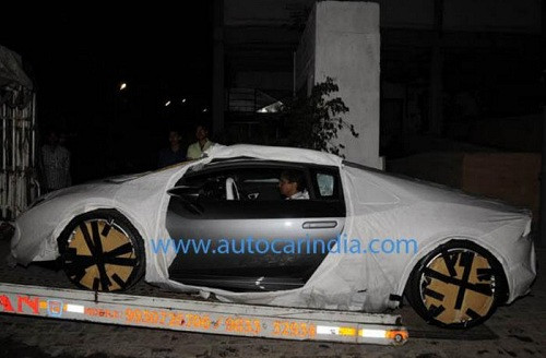 Chiếc xe Huracan mới trên đường từ sân bay về thành phố Mumbai bằng xe kéo chuyên dụng.