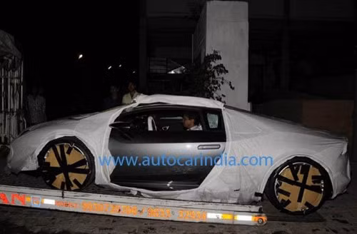 Chiếc xe Huracan mới trên đường từ sân bay về thành phố Mumbai bằng xe kéo chuyên dụng.
