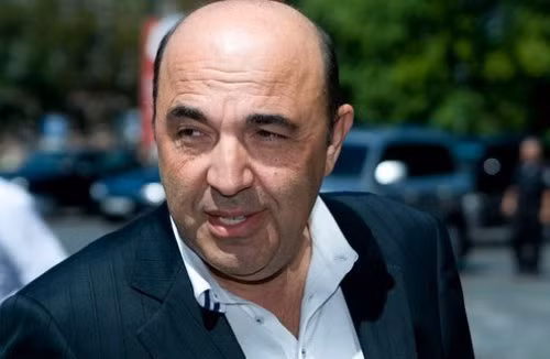 Trong cuộc đời của mình, ông Rabinovich thường xuyên đi làm từ thiện hỗ trợ người dân Do Thái cũng như Ukraine. Ông từng hiến tặng chân nến bằng vàng quý hiếm cho nhà thờ phía tây dải Plaza, tặng 10 triệu NIS cho giáo đường Do Thái tại Ukraine...