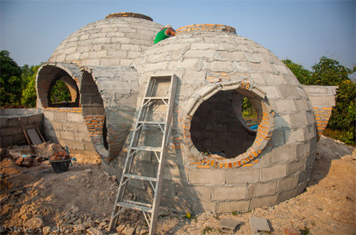 Lối kiến trúc anh chọn khá độc đáo hình tròn. Điều này gặp nhiều khó khăn khi xếp gạch thành hình dạng như mong muốn. Anh cho biết cần đến 6 tuần để xây dựng hoàn toàn phần thô của căn "biệt thự" này.