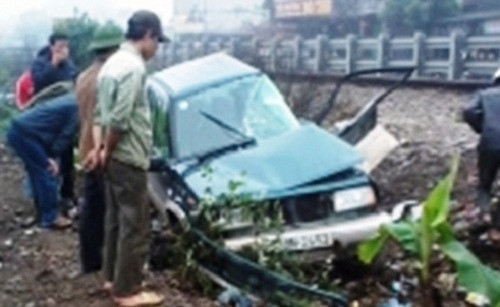 Hiện trường vụ án: chiếc ô tô chở ông Trần Doãn Thắng bẹp dúm sau va chạm.