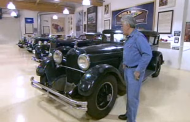 Chiếc Duesenberg phiên bản X chỉ có 13 chiếc được sản xuất năm 1927 và Jay Leno sở hữu chiếc có số hiệu 13. Ông cho biết ông tình cờ phát hiện ra chiếc xe trong một bãi xe cũ bỏ đi và ngay lập tức mua về với giá siêu rẻ.