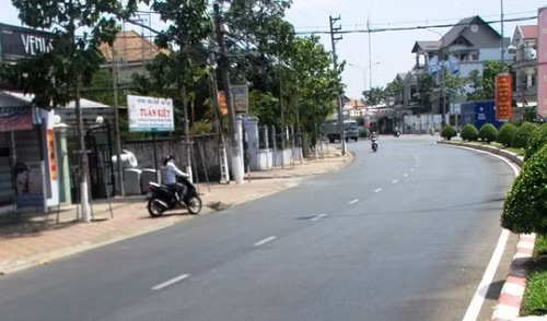 Khu vực Mỹ Anh bị CSGT chặn lại thường xuyên có xe máy chạy ngược chiều để sang đường.