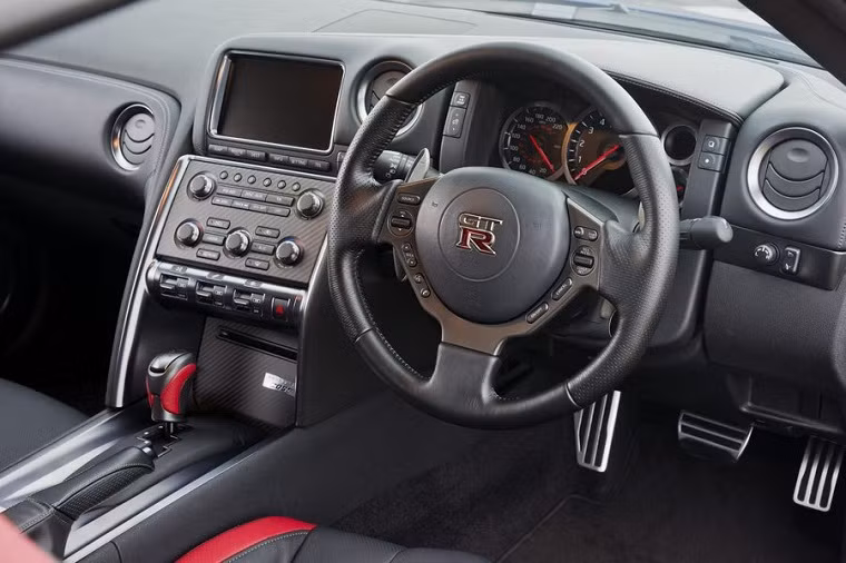 Nội thất không có nhiều thay đổi với tay lái ngược in biểu tượng dòng GT-R của hãng Nissan, ghế bọc da sang trọng và dàn âm thanh nổi thỏa mãn đam mê cho lái xe thay cho dàn loa thế hệ cũ.