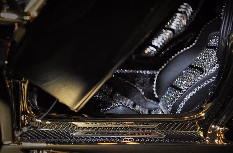 Nội thất bọc da đính hạt kim cương và đá quý sang trọng.