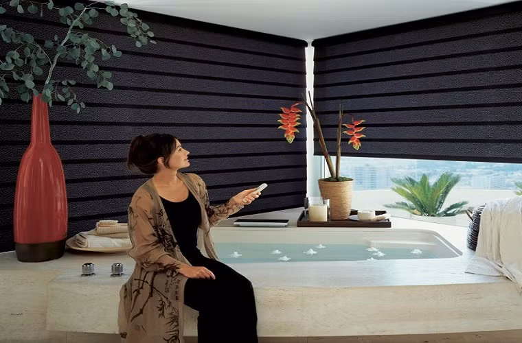 Sử dụng cửa cuốn tự động trong phòng tắm hay bếp ăn là một cách tạo ra không gian mở thân thiện với thiên nhiên.
