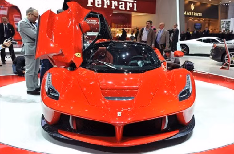 LaFerrari trang bị động cơ 6,3 lít V12 công suất 789 mã lực và mô-men xoắn 700 Nm của Ferrari F12. Kết hợp với một động cơ điện 161 mã lực và mô-men xoắn 270 Nm giúp siêu xe có tổng công suất 949 mã lực. Thời gian tăng tốc từ 0 lên 100 km/h chưa tới 3 giây và từ 0 lên 200 km/h sau chưa đầy 7 giây. Trên đường thử tại Fiorano, chiếc LaFerrari hoàn thành vòng đua nhanh hơn Enzo tới 5 giây.
