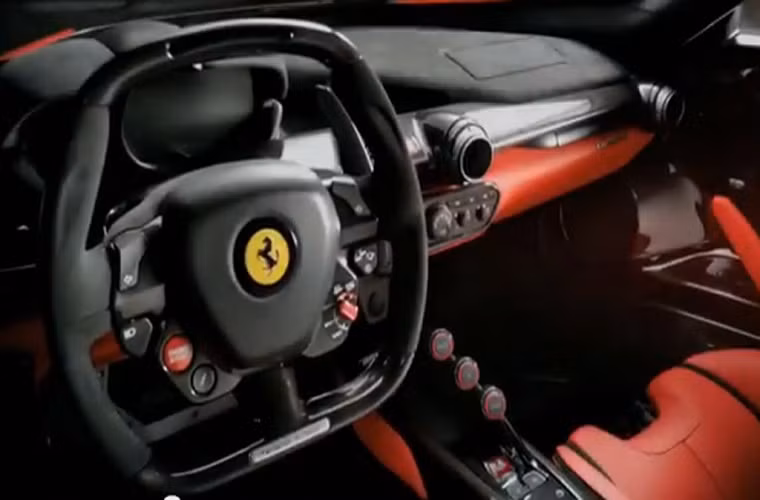 Nội thất bọc da sang trọng cùng các tiện ích nổi bật như dàn âm thanh nổi, màn hình hiển thị sắc nét cùng hệ thống thông minh hỗ trợ người lái.