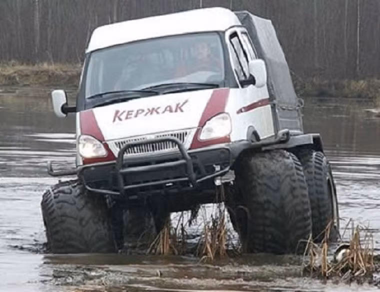 Chiếc xe cấp cứu "địa hình" của Nga chuyên dùng để tiếp cận vùng sâu vùng xa của đất nước này. Với bánh xe to, khoang chứa lớn, chiếc xe có thể trèo đèo lội suối mang theo 6 người và một người bện trên xe.