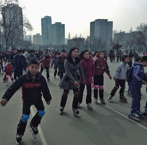 Trẻ em trượt patin trên đường phố.