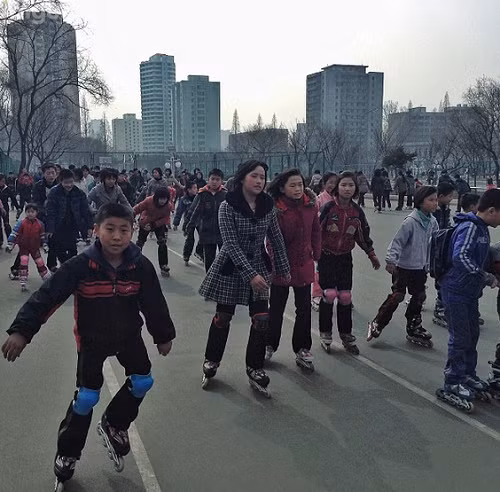 Trẻ em trượt patin trên đường phố.