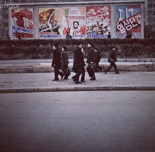 Áp phích tuyên truyền trên khắp đường phố.