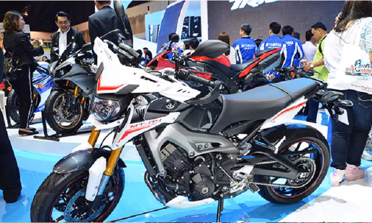 Chiếc Yamaha Fz-09 phiên bản châu Á mang phong cách thể thao sử dụng động cơ 3 xi lanh 847 cc tại mô men xoắn tối đa Nm thông qua hộp số 6 cấp. Xe có trọng lượng 188 kg, nặng hơn 1 chút so với các dòng thể thao.