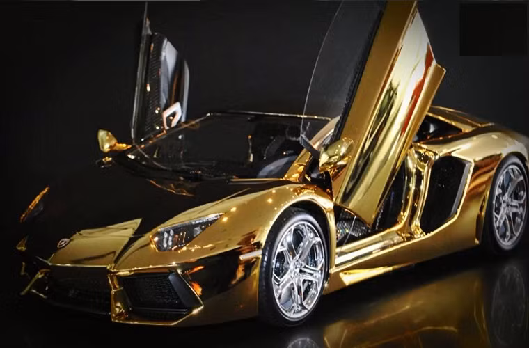Kỹ sư người Đức Robert Gulpen mới đây đã giới thiệu mô hình chiếc Lamborghini Aventador LP chế tạo từ sợi các bon, vàng, kim cương và các loại đá quý khác. Mô hình này có kích thước bằng 1/8 phiên bản thật nhưng chính xác đến từng chi tiết.