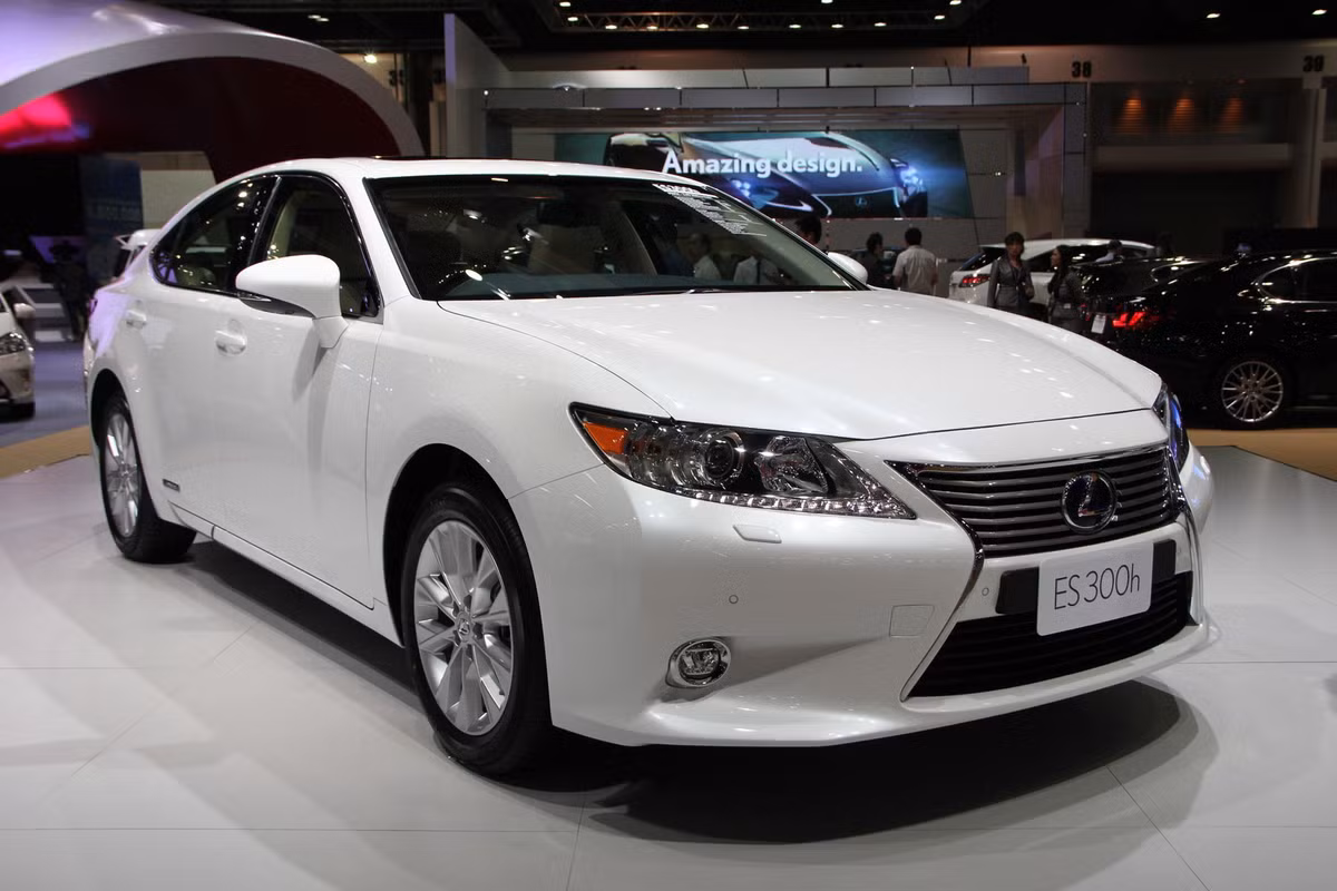 Mẫu ES300h sang trọng lịch lãm nổi bật giữa đám đông.