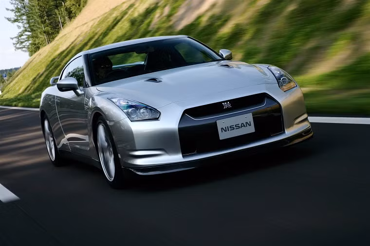 Nissan công bố GT-R35 mất 3,5 giây để tăng tốc lên 100 km/h từ vị trí xuất phát và vượt qua quãng đường 400 m trong vòng 11,7 giây. Tốc độ đạt được là 309 km/h.