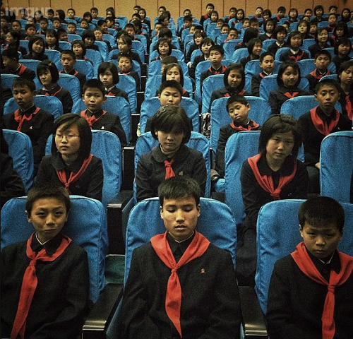 Học sinh đến thưởng thức buổi hòa nhạc.