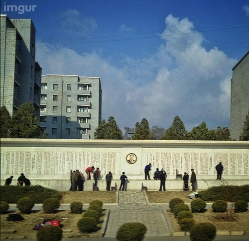 Bia tưởng niệm cựu lãnh tụ Kim Nhật Thành.