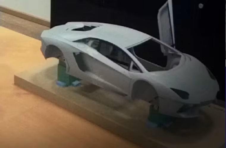 Những bước đầu công đoạn của mô hình Lamborghini. Phần khung làm bằng sợ các bon đang dần hoàn thiện.