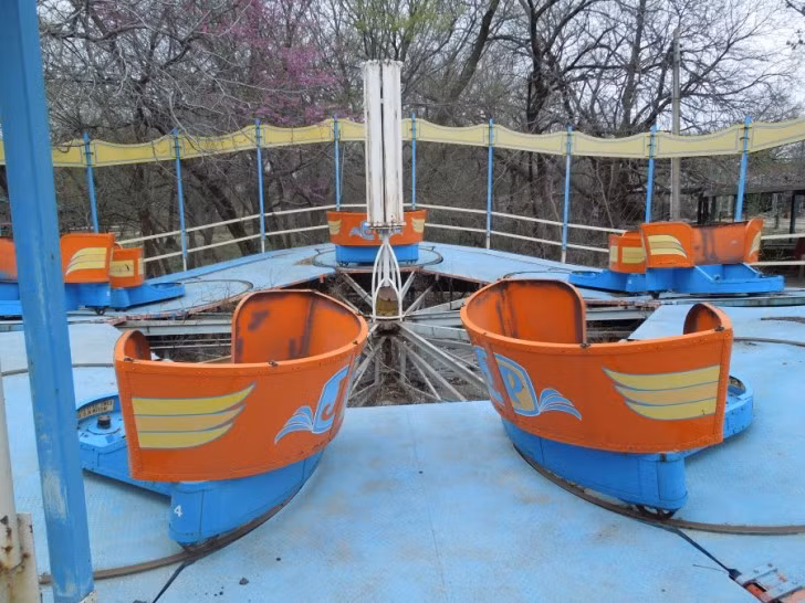 Công viên Joyland, Wichita, bang Kansas được xây dựng bởi Lester Ottaway từ năm 1933. Tuy nhiên đến năm 2004, công viên bị buộc đóng cửa vì trang thiết bị lạc hậu, không an toàn và không thu hút khách.